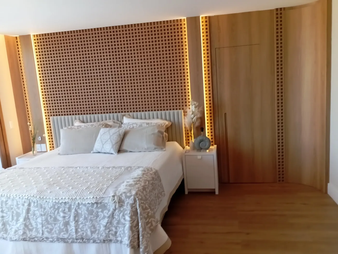 Suíte pronta com muxarabi de madeira e fitas de LED acesas
